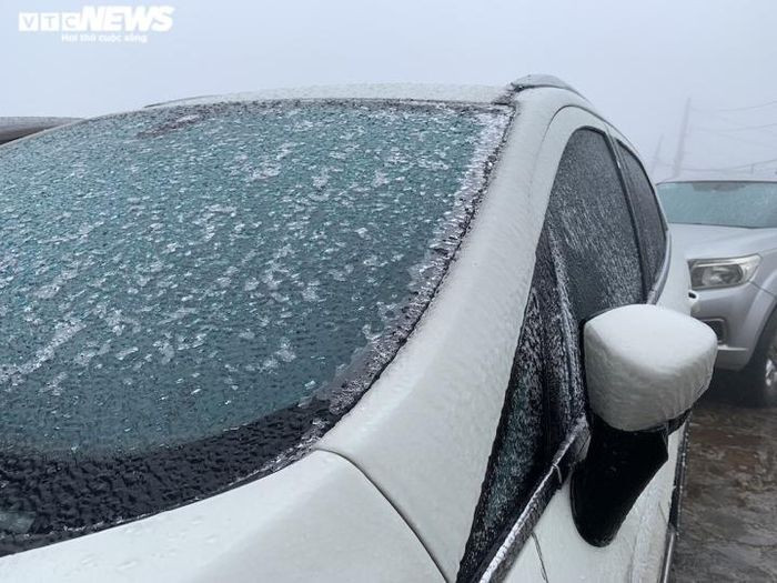 Băng giá bám chặt trên ô tô.