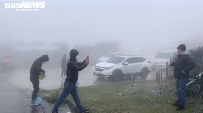 Một nữ du khách thuộc đoàn này hơi tiếc nuối vì tuyết vẫn chưa xuất hiện. "Săn tuyết mà không có tuyết, thôi thì có băng như thế này cũng rất thú vị", người này nói.