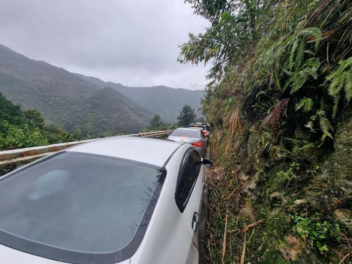 Ô tô di chuyển chậm chạp trên đoạn đường lên đỉnh Mẫu Sơn.