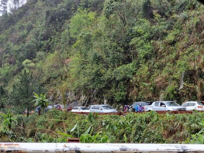 Nhiều xe máy cũng nối đuôi nhau lên đỉnh Mẫu Sơn.