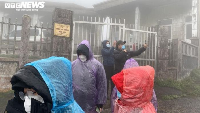 Tranh thủ đưa điện thoại lên "tự sướng" mọi lúc mọi nơi.