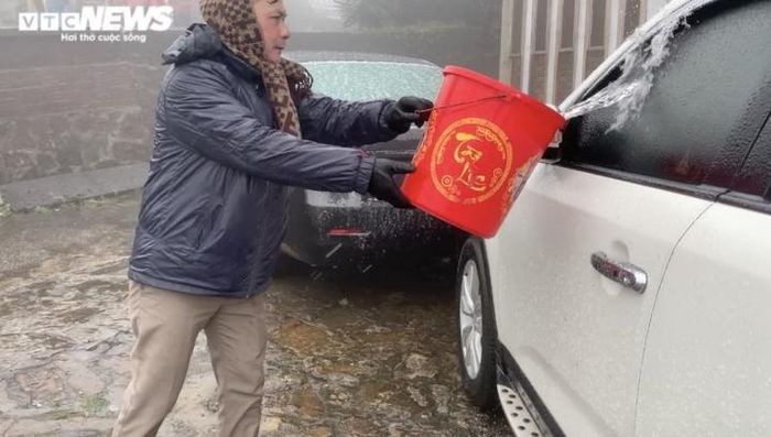 Chủ phương tiện phải dùng nước ấm làm tan băng
