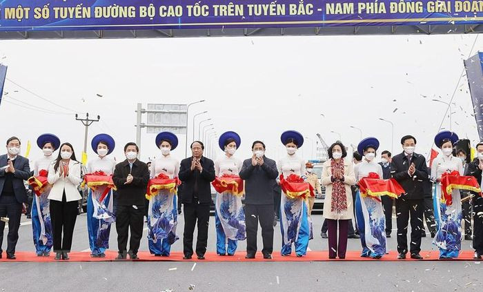 Thủ tướng Phạm Minh Chính và các đại biểu cắt băng khánh thành đoạn cao tốc Cao Bồ-Mai Sơn. (Ảnh: Dương Giang/TTXVN)
