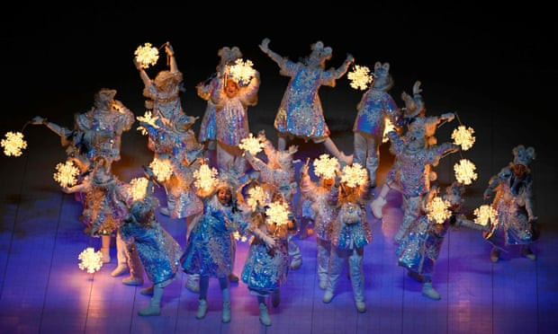 Các em nhỏ cầm lồng đèn bông tuyết biểu diễn trong lễ bế mạc. Ảnh: AFP