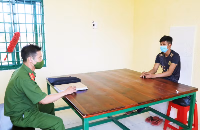  Vận động đối tượng truy nã ra đầu thú khi về quê ăn Tết. Ngày 4/2, Phòng CSĐTTP về ma túy Công an tỉnh Sóc Trăng vừa phối hợp vận động đối tượng Thạch Thi (SN 1997, ngụ huyện Châu Thành, tỉnh Sóc Trăng) – kẻ bị truy nã về hành vi “Tàng trữ trái phép chất ma túy” ra đầu thú khi về quê ăn Tết. Trước đó, ngày 30/6/2021, cơ quan CSĐT Công an tỉnh Sóc Trăng quyết định khởi tố bị can, cấm đi khỏi nơi cư trú đối với Thi để điều tra về hành vi “Tàng trữ trái phép chất ma túy”. Đến ngày 1/11/2021, Thi bỏ trốn khỏi địa phương.