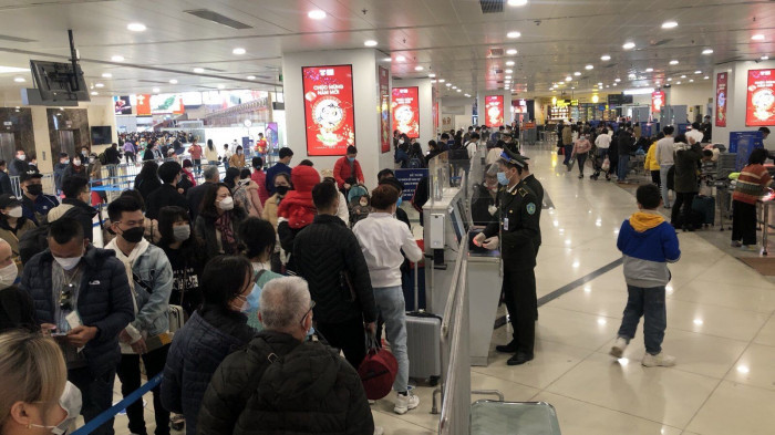 Sân bay Nội Bài, Tân Sơn Nhất đón hơn 145.000 khách ngày 4 tết. Theo Cảng vụ hàng không miền Bắc và miền Nam, 2 sân bay lớn nhất cả nước là Nội Bài, Tân Sơn Nhất dự kiến đón hơn 145.000 khách trong ngày 4/2 (tức ngày mùng 4 Tết Nguyên đán). Cụ thể, sân bayquốc tế Nội Bài khai thác 332 chuyến bay với khoảng 48.000 khách, có tới 30.000 khách bay từ nhà ga Nội Bài và 18.000 khách đến. Sân bay Tân Sơn Nhất dự kiến khai thác 704 chuyến bay với hơn 97.700 khách. Trong số này, có 324 chuyến bay đi từ ga quốc nội với hơn 36.700 khách; 323 chuyến bay đến với hơn 60.000 khách. (Ảnh: Báo Giao thông).