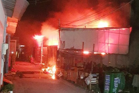 Nhà dân ở TP HCM bị hỏa hoạn thiêu rụi. Sáng 4/2, lực lượng chức năng đã khống chế được đám cháy tại căn nhà trong hẻm C6 đường Sư Đoàn 9, xã Vĩnh Lộc A, huyện Bình Chánh. Căn nhà trên xảy ra hỏa hoạn vào khoảng 20h30 ngày 3/2 (mùng 3 Tết). Thời điểm phát hiện vụ việc, người dân chữa cháy tại chỗ nhưng không thành do nhà có nhiều vải, quần áo dễ bắt lửa. Cảnh sát chữa cháy cùng phương tiện được điều động và dập tắt đám cháy rạng sáng ngày 4/2. Hỏa hoạn khiến nhiều tài sản trong căn nhà bị thiêu rụi. (Ảnh: Zing)