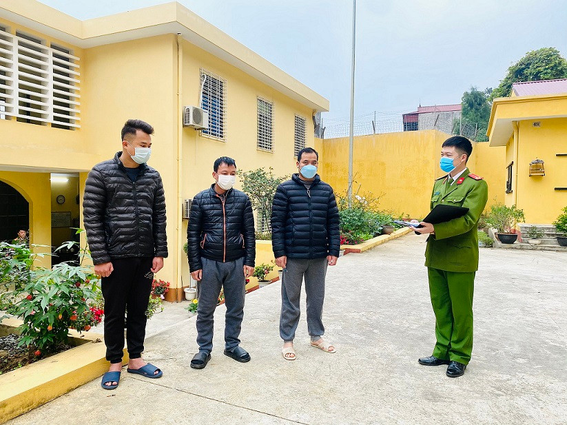  Bắt giam hàng loạt cán bộ Lạng Sơn làm luật cửa khẩu: Ngày 21/1, Cơ quan CSĐT Công an tỉnh Lạng Sơn đã khởi tố 3 bị can Phạm Văn Hoàn - nguyên cán bộ Phòng Cảnh sát môi trường Công an tỉnh Lạng Sơn, Ngô Xuân Trường - cán bộ hải quan tỉnh Lạng Sơn và Lê Đức Quỳnh về tội Đưa hối lộ. Ba bị can khác trước đó là Nông Tuấn Anh, Lâm Văn Hưởng, cùng công tác tại Đội QLTT đô thị huyện Cao Lộc và Đinh Văn Thìn đã bị khởi tố, bắt tạm giam về tội Nhận hối lộ.