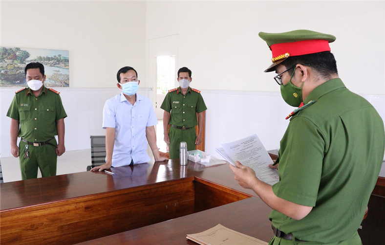 TGĐ Công ty Trường Huy Phạm Vũ Phương bị khởi tố: Ngày 20/1, Công an tỉnh Vĩnh Long khởi tố bị can, bắt tạm giam Phạm Vũ Phương – TGĐ Công ty TNHH xây dựng thương mại và khách sạn Trường Huy để điều tra về hành vi "lừa đảo chiếm đoạt tài sản". Phương thành lập 14 doanh nghiệp xin vay vốn kinh doanh vật liệu xây dựng và có hành vi lừa đảo chiếm đoạt hơn 155 tỷ đồng.