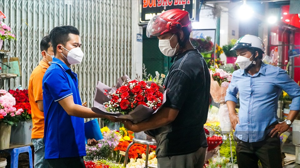 Những bó hoa được người chồng, bạn trai,… tỉ mỉ mua để dành tặng người thương của mình.