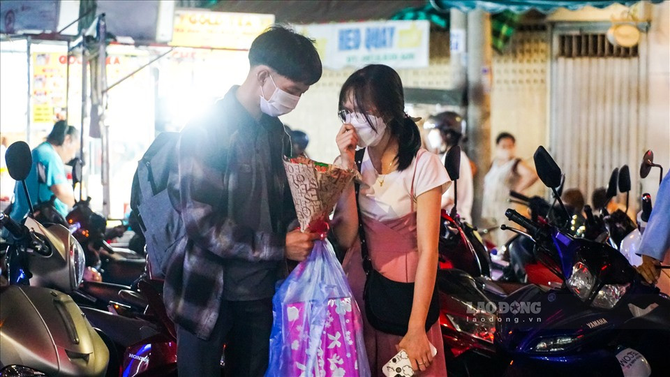 Hoặc thẹn thùng trao cho nhau những món quà nhỏ.