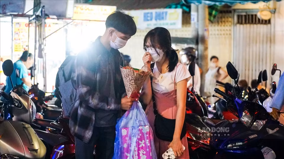 Hoặc thẹn thùng trao cho nhau những món quà nhỏ.