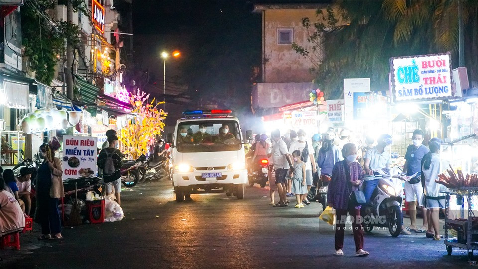 Lực lượng Cảnh sát trật tự liên tục nhắc nhở người dân để tránh ùn tắc giao thông.