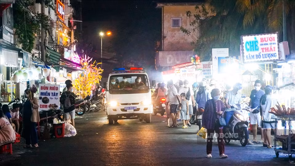 Lực lượng Cảnh sát trật tự liên tục nhắc nhở người dân để tránh ùn tắc giao thông.