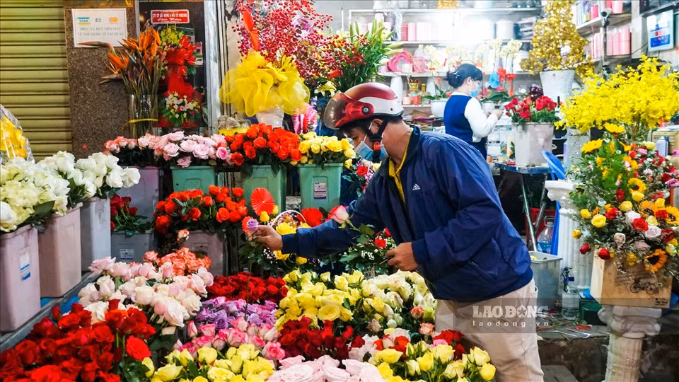 Tỉ mỉ chọn những bông hoa đẹp nhất, anh Nguyễn Hữu Hải (quận Ninh Kiều) chia sẻ, vợ chồng anh đã lấy nhau được 5 năm, nhưng vào những ngày này anh không thể quên mua tặng cho vợ một bó hoa để hâm nóng lại tình cảm như thời mới yêu.