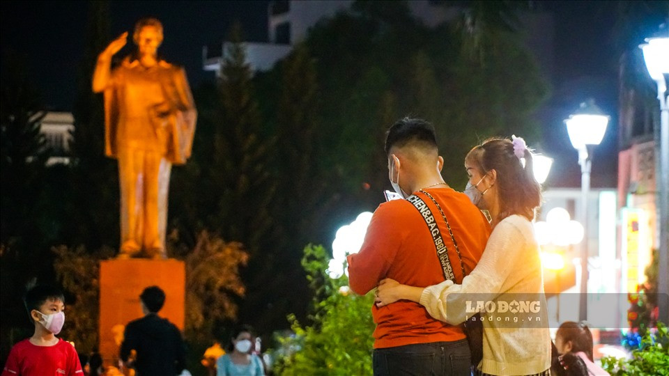 Các cặp đôi không quên chụp hình để lưu giữ lại những khoảnh khắc đẹp trong dịp lễ tình nhân.