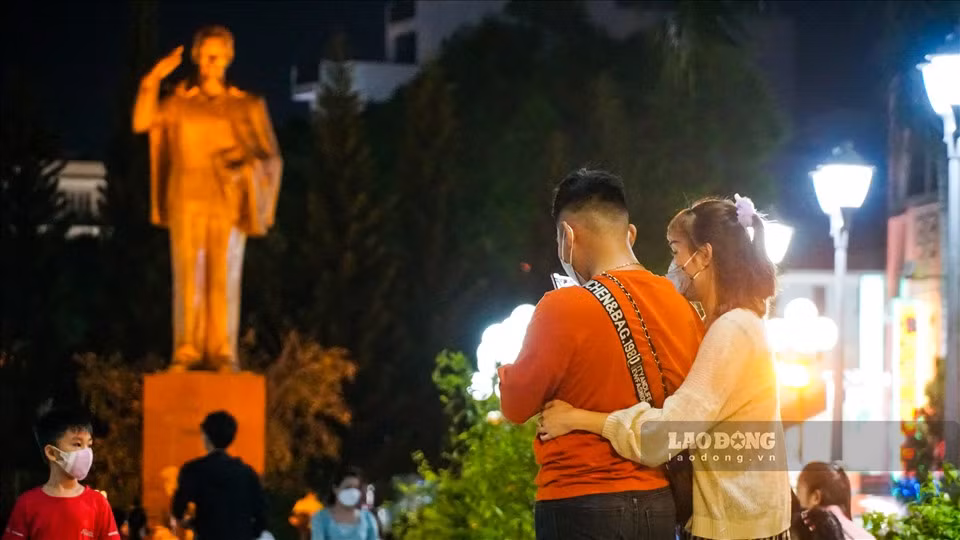 Các cặp đôi không quên chụp hình để lưu giữ lại những khoảnh khắc đẹp trong dịp lễ tình nhân.