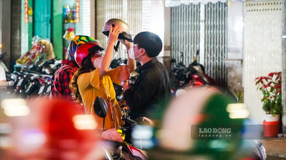 Đơn giản chỉ là đội mũ bảo hiểm cho người thương.