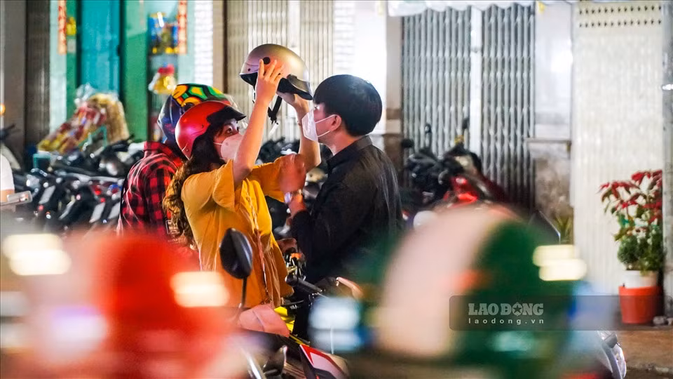 Đơn giản chỉ là đội mũ bảo hiểm cho người thương.