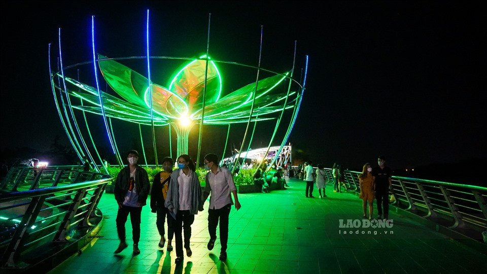 Trên cầu tình yêu cũng trở nên đông đúc hơn bao giờ hết.