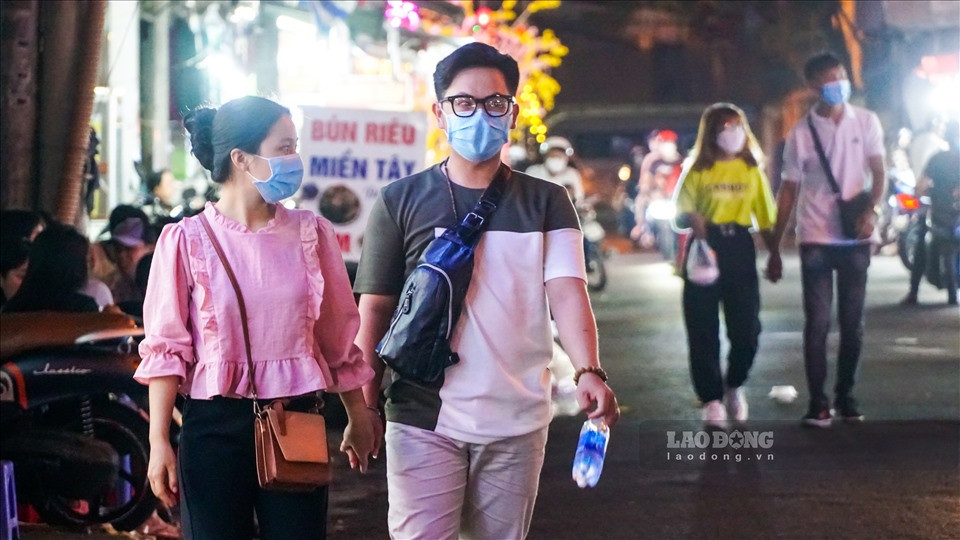 Dễ dàng bắt gặp hình ảnh cực kỳ thân mật, tình cảm của các cặp đôi đang yêu “tay trong tay” cùng đi dạo.