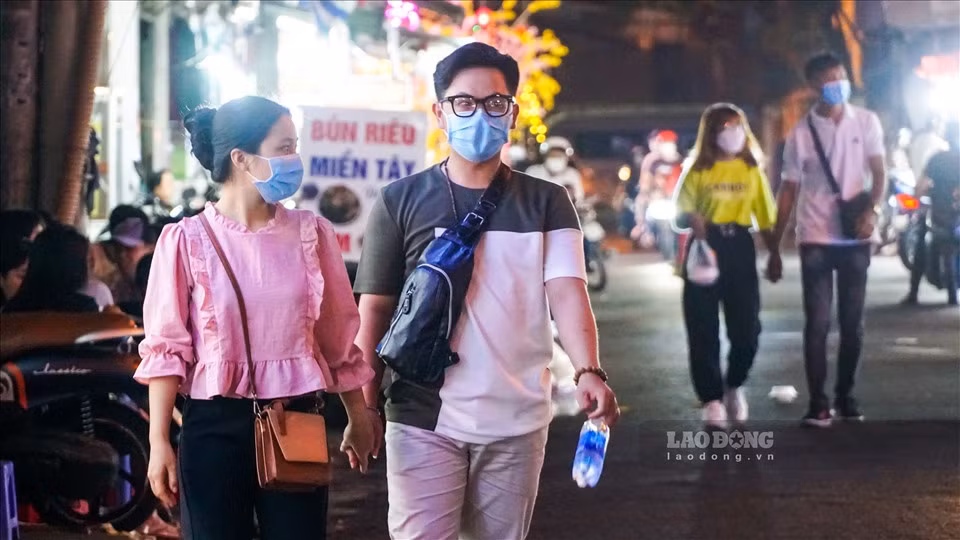 Dễ dàng bắt gặp hình ảnh cực kỳ thân mật, tình cảm của các cặp đôi đang yêu “tay trong tay” cùng đi dạo.