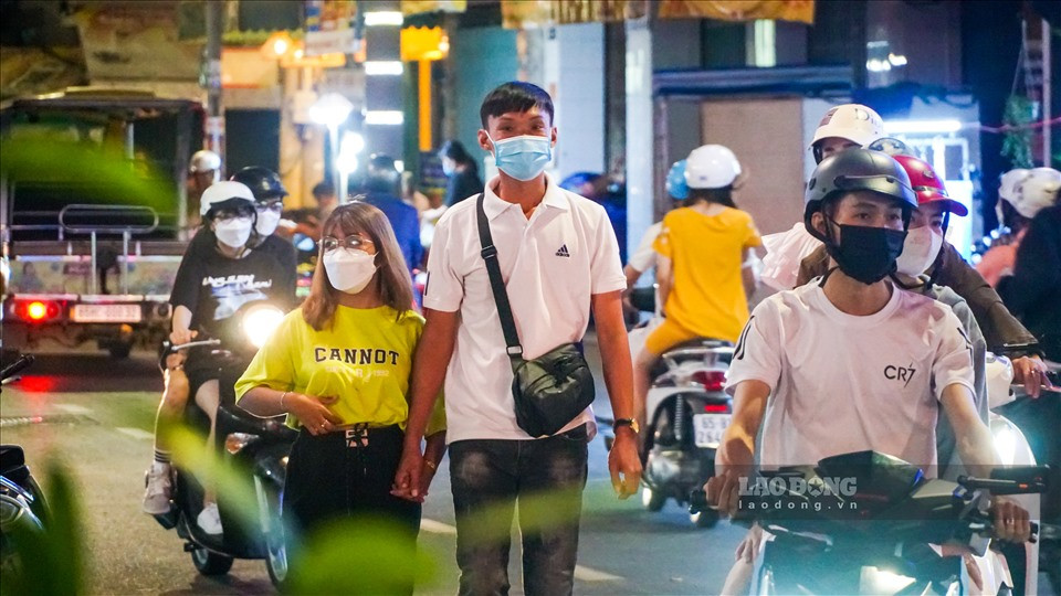 Những cử chỉ nắm tay, khoác vai trìu mến này làm cho ngày lễ trở nên ấm áp, ngọt ngào và lãng mạn hơn bao giờ hết.