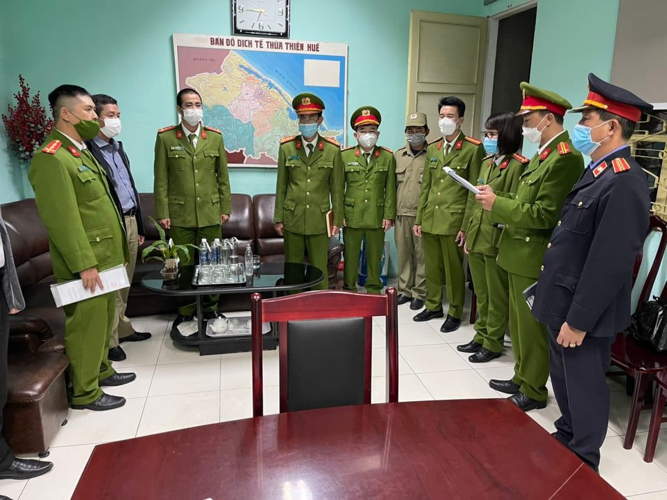 Đối với các cán bộ, lãnh đạo CDC Thừa Thiên Huế, cơ quan điều tra sẽ làm rõ hành vi là vi phạm quy định về đấu thầu gây hậu quả nghiêm trọng hay hành vi lợi dụng chức vụ quyền hạn trong khi thi hành công vụ, nhận hối lộ để xử lý đối với các tội danh tương ứng... Những tội phạm về chức vụ có mức chế tài rất nghiêm khắc, nếu là hành vi nhận hối lộ, với số tiền nhận hối lộ từ 1.000.000.000 đồng trở lên, người phạm tội có thể phải đối mặt với khung hình phạt cao nhất có chế tài là tử hình. 