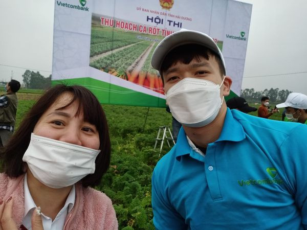 Hoàng Đức chụp ảnh cùng người hâm mộ ngay trên vườn cà rốt ở quê nhà Hải Dương.