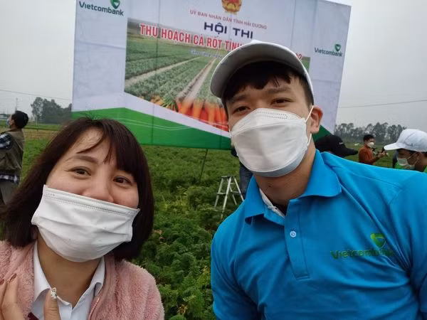 Hoàng Đức chụp ảnh cùng người hâm mộ ngay trên vườn cà rốt ở quê nhà Hải Dương.