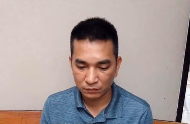  Truy tố kẻ sát hại vợ dã man ngày mùng 5 Tết: Ngày 20/2, VKSND TP Hà Nội ra cáo trạng truy tố đối với Vũ Thanh Hùng (SN 1984, thị xã Sơn Tây) về tội “Giết người”. Trưa 16/2/2021 (mùng 5 tết Tân Sửu), do mâu thuẫn, vợ đòi ly hôn, Hùng đã lấy một con dao chém liên tiếp vào đầu vợ và nói “Mày biết tội của mày chưa”. Khi con gái lao vào ôm mẹ, Hùng dùng tay kéo ra và tiếp tục chém vợ. Thậm chí khi nạn nhân vùng bỏ chạy ra ngoài đường, hàng xóm can ngăn, Hùng vẫn ra tay tàn ác khiến vợ tử vong.