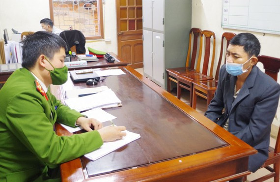 Đập vỡ máy ATM do màn hình nhấp nháy: Ngày 20/2, Cơ quan Cảnh sát điều tra Công an huyện Can Lộc đã khởi tố bị can, bắt tạm giam Ngô Đức Dũng (44 tuổi, trú tại thị trấn Nghèn) về hành vi “Cố ý làm hư hỏng tài sản”. Theo lời khai của Dũng, do uống rượu, tâm lý buồn bực, khi đi qua máy ATM của Ngân hàng TMCP Công thương Việt Nam chi nhánh Hà Tĩnh - Phòng giao dịch Can Lộc, thấy đèn màn hình nhấp nháy, Dũng thấy khó chịu nên đã lấy gậy sắt đập vào máy ATM. Hành vi của Dũng đã gây thiệt hại gần 100 triệu đồng. 