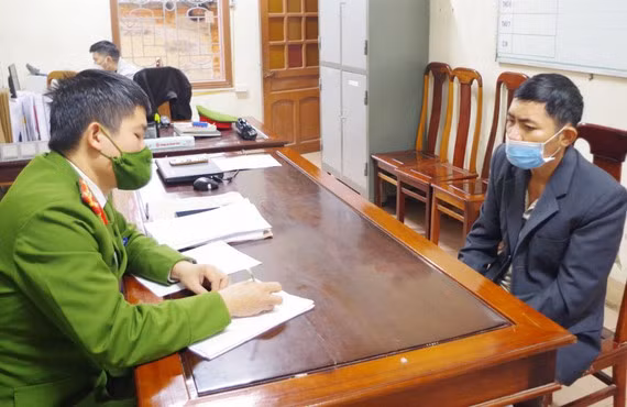 Đập vỡ máy ATM do màn hình nhấp nháy: Ngày 20/2, Cơ quan Cảnh sát điều tra Công an huyện Can Lộc đã khởi tố bị can, bắt tạm giam Ngô Đức Dũng (44 tuổi, trú tại thị trấn Nghèn) về hành vi “Cố ý làm hư hỏng tài sản”. Theo lời khai của Dũng, do uống rượu, tâm lý buồn bực, khi đi qua máy ATM của Ngân hàng TMCP Công thương Việt Nam chi nhánh Hà Tĩnh - Phòng giao dịch Can Lộc, thấy đèn màn hình nhấp nháy, Dũng thấy khó chịu nên đã lấy gậy sắt đập vào máy ATM. Hành vi của Dũng đã gây thiệt hại gần 100 triệu đồng. 