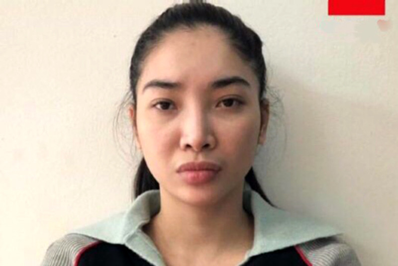  "Tú bà" lại bị bắt vì môi giới mại dâm: Ngày 20/2, Công an thị xã Sơn Tây (Hà Nội) đã khởi tố bị can, tạm giam Nguyễn Thị Hiền (SN 1988, trú TP Hoà Bình, tỉnh Hoà Bình) về tội “Môi giới mại dâm”. Cảnh sát phát hiện tại nhà nghỉ ở xã Cổ Đông có 2 đôi nam nữ đang mua bán dâm, người môi giới mại dâm là Nguyễn Thị Hiền. Hiền khai nhận, khách muốn qua đêm trên với gái bán dâm phải chi 6 triệu đồng và 2 triệu đồng tiền công môi giới.Đáng chú ý, Hiền tường có một tiền án về tội danh trên. 