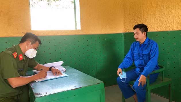  Cựu nhân viên Ngân hàng lừa đảo chiếm đoạt gần 50 tỷ đồng: Cơ quan Cảnh sát điều tra, Công an tỉnh Đồng Tháp vừa bắt tạm giam đối với Nguyễn Thiện Nhân (SN 1982, phường Mỹ Phú, TP Cao Lãnh) để điều tra về hành vi “lừa đảo chiếm đoạt tài sản”. Nhân từng là nhân viên Ngân hàng Vietcombank – Chi nhánh Đồng Tháp. Năm 2019 do đầu tư thua lỗ mất khả năng trả nợ, lợi dụng vị trí công tác Nhân vay tiền của nhiều người, chiếm đoạt số tiền gần 50 tỷ đồng rồi bỏ trốn khỏi địa phương.