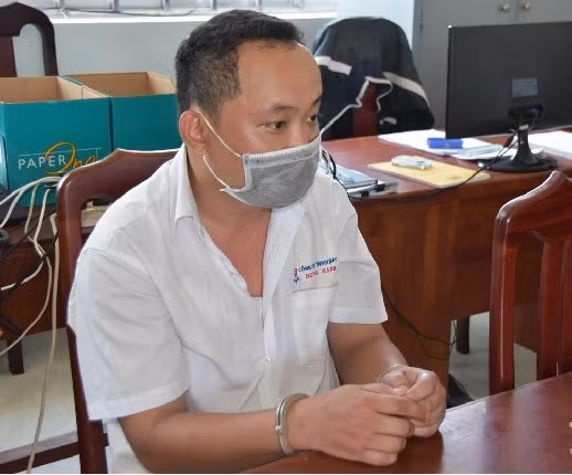  Mang súng nhựa đi cướp ngân hàng ở Tiền Giang: Ngày 20/2, Công an TP Mỹ Tho, Tiền Giang, tạm giữ hình sự Huỳnh Nhật Tôn (31 tuổi, ở xã Trung An, TP Mỹ Tho) để điều tra về hành vi cướp tài sản. Theo lời khai của Tôn, do không có tiền tiêu xài nên nảy ý định cướp tài sản. Ngày 16/2, Tôn mua súng nhựa và đi đến phòng giao dịch một ngân hàng ở phường 6, TP Mỹ Tho. Rút súng nhựa đe dọa nhân viên, anh ta đưa túi nylon ghi sẵn yêu cầu để vào đó 500 triệu đồng. Khi một nhân viên ngân hàng khác bấm chuông báo động, Tôn chạy ra ngoài, phóng xe máy bỏ chạy. Ngày 18/2, cảnh sát đã bắt giữ Tôn.