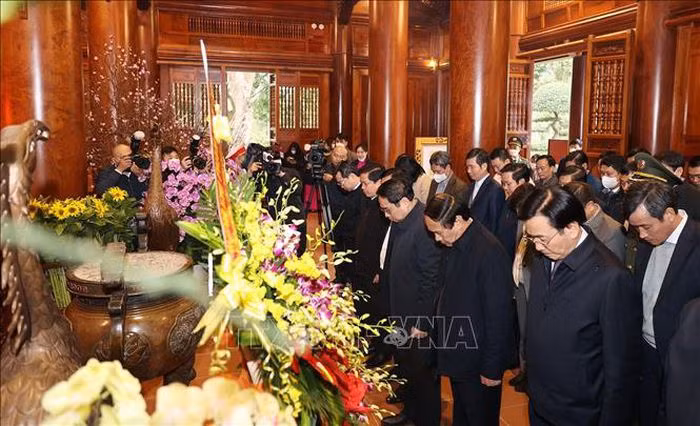 Thủ tướng Phạm Minh Chính dâng hương tưởng niệm Chủ tịch Hồ Chí Minh tại Khu Di tích Kim Liên.