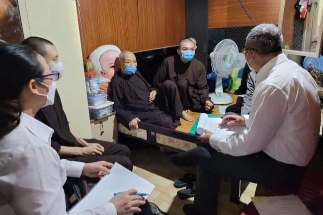 Hiện có 5 luật sư chính thức hoàn tất thủ tục để được tham gia bào chữa cho vụ án Lợi dụng các quyền tự do dân chủ xâm phạm lợi ích của Nhà nước, lợi ích hợp pháp của tổ chức, cá nhân, xảy ra tại Tịnh thất Bồng Lai hay còn gọi là Thiền am bên bờ vũ trụ. 