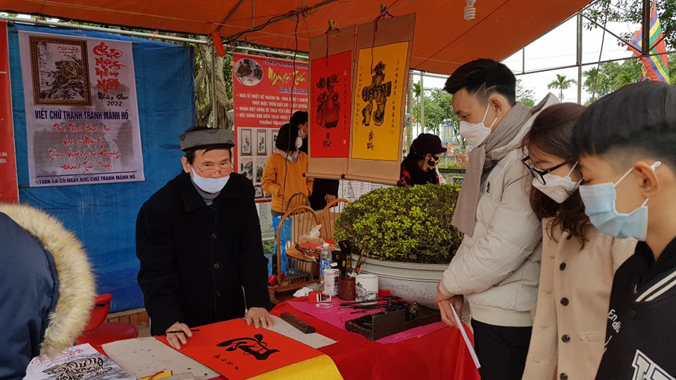 Nhiều bạn trẻ thích thú với thư pháp ông đồ.