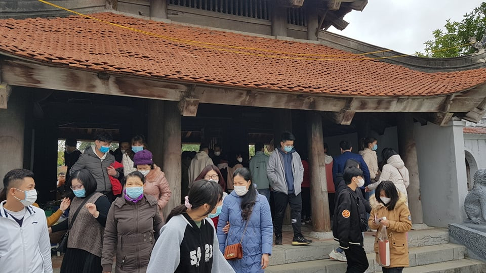 Cổng chính vào đền luôn chật kín du khách.