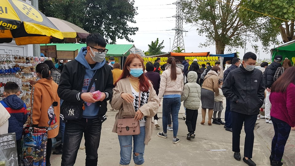 Các nẻo đường dẫn vào đền, dòng người như nêm cối.