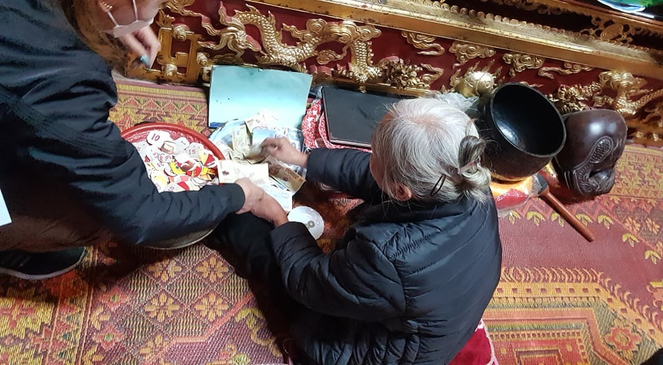 Nhiều du khách sau khi lễ đền đã xin quẻ cầu mong năm mới nhiều may mắn.