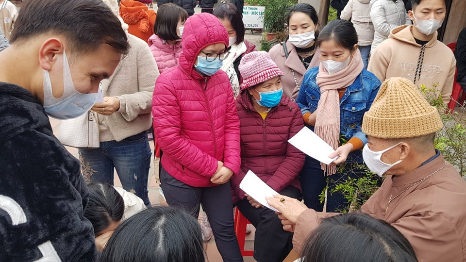 Dịch vụ luận quẻ nhờ đó cũng tấp nập phía ngoài đền.