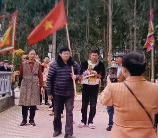 Nguoi dan di chua khong deo khau trang, xa An Thuong co lo la phong dich?