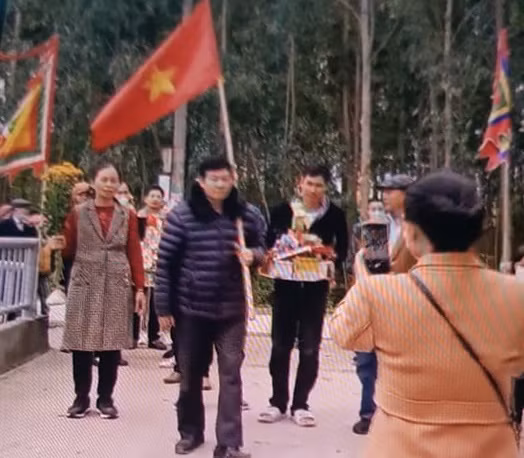 Nguoi dan di chua khong deo khau trang, xa An Thuong co lo la phong dich?