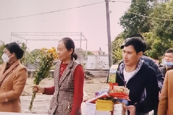 Nguoi dan di chua khong deo khau trang, xa An Thuong co lo la phong dich?-Hinh-2