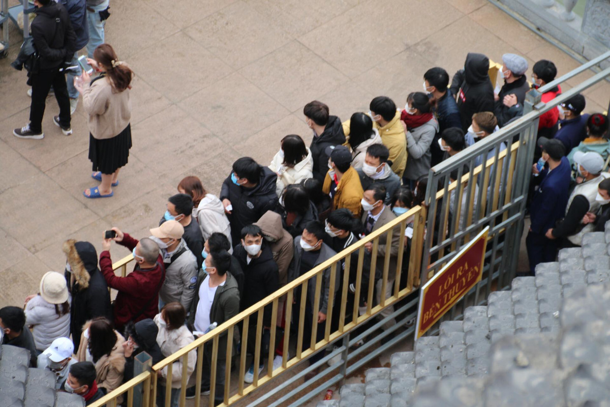 Du khách xếp hàng vào khu vực mua vé.