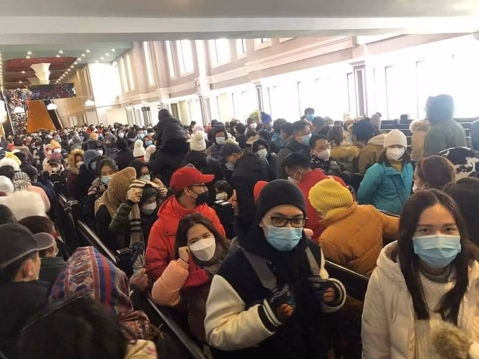 Lối vào cáp treo, dòng người đông như nêm cối.