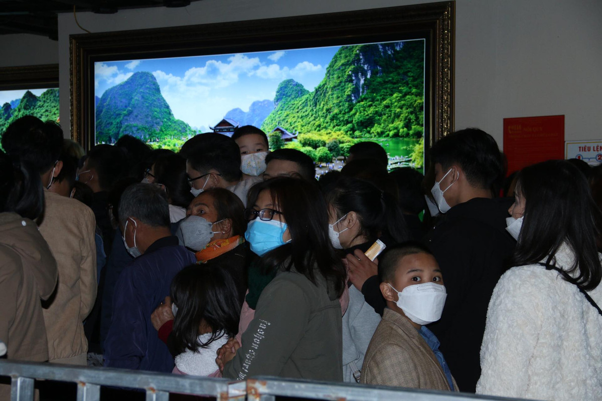 Du khách về chùa Tam Chúc đều đeo khẩu trang phòng dịch.