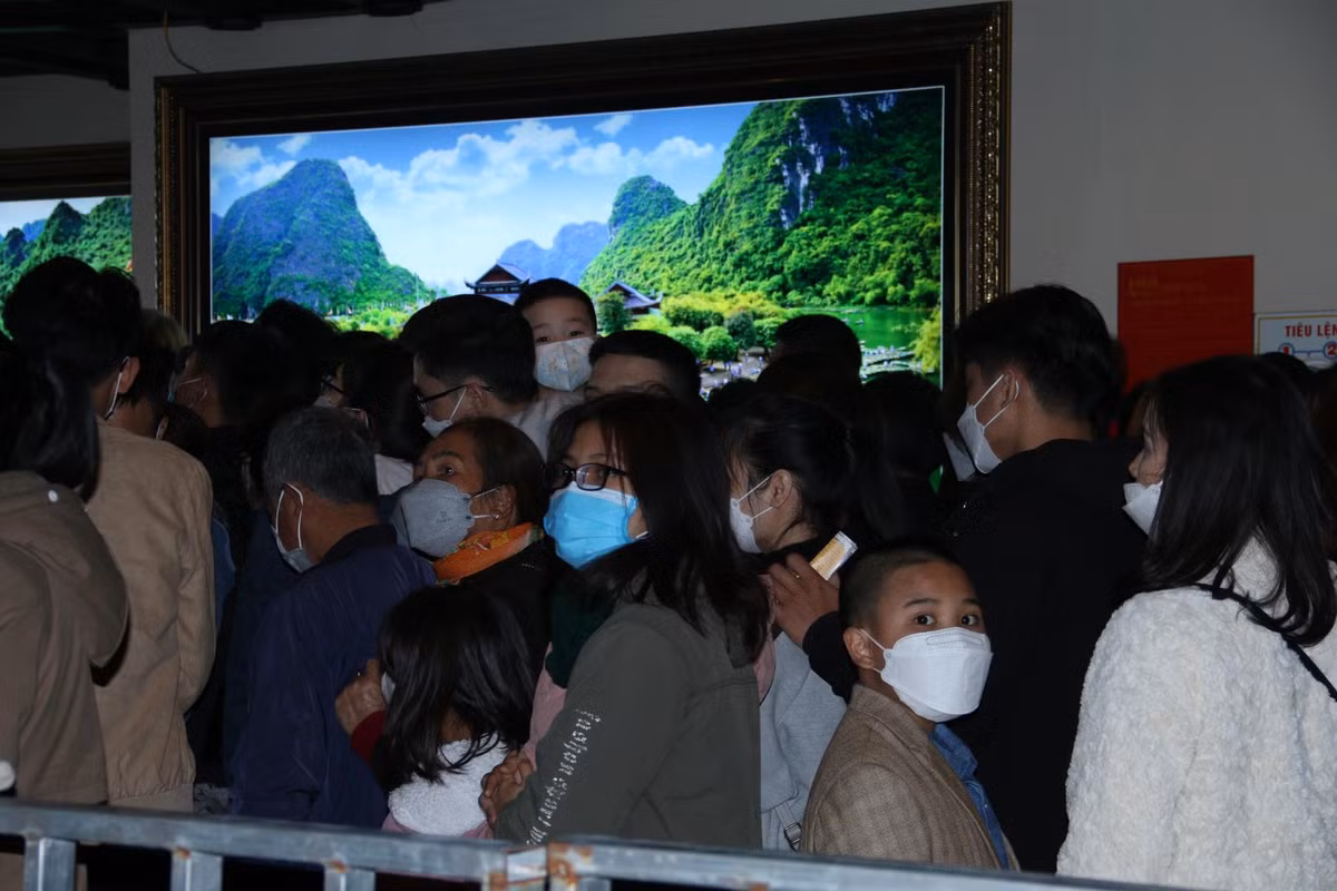 Du khách về chùa Tam Chúc đều đeo khẩu trang phòng dịch.